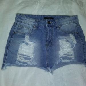 FOREVER 21 BLUE JEAN DISTRESS SHORT SHORTS. WOMENS SIZE SMALL. NEW WITHOUT TAGS.